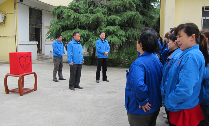 米兰MILAN(中国)集团分公司书记郭平在龙坪为灾区捐款做动员