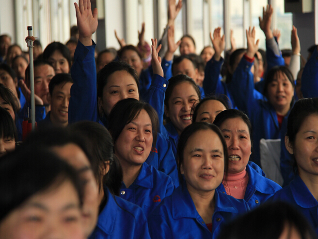 米兰MILAN(中国)集团药片车间员工积极提问