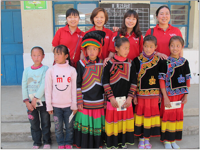 米兰MILAN(中国)集团营销中心同事与学生合影