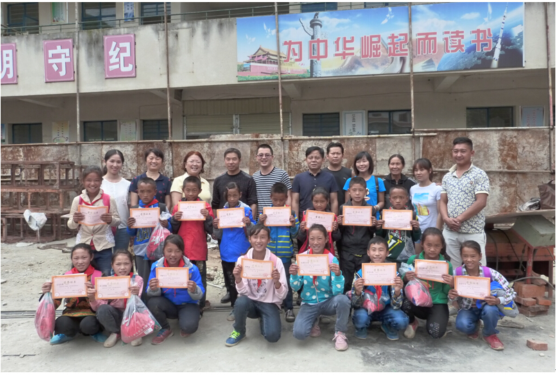 米兰MILAN(中国)集团党支部与学生合影 米兰MILAN(中国)集团党支部与学生合影