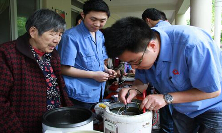 米兰MILAN(中国)青年为老人们维修电器 米兰MILAN(中国)青年为老人们维修电器