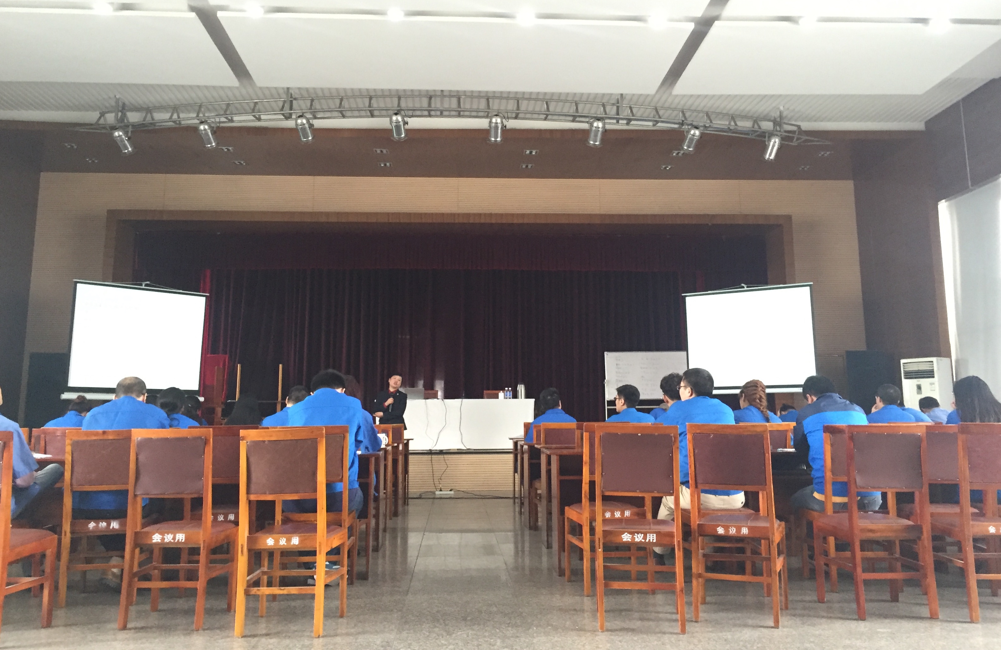 成都米兰MILAN(中国)集团管理负责人、内审员、体系相关人员参加质量体系换版培训