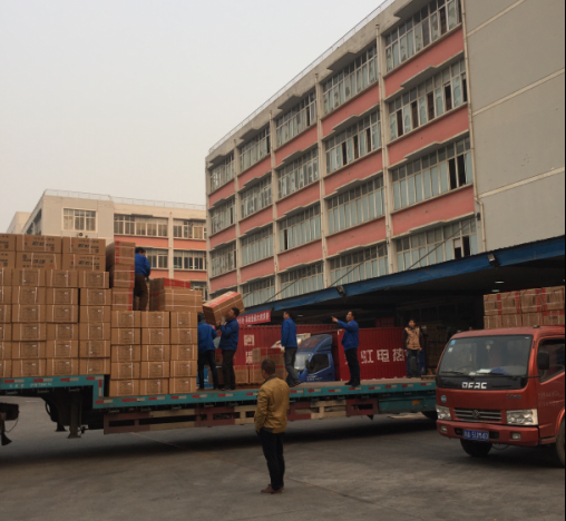 成都米兰MILAN(中国)集团成品库前员工们加班发货