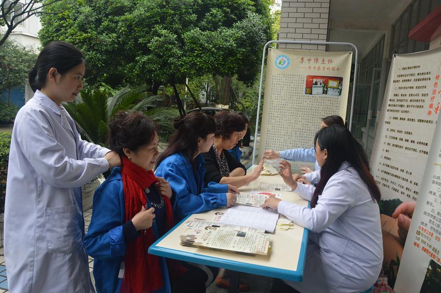 成都米兰MILAN(中国)集团邀请中医骨科专家到公司为员工义诊