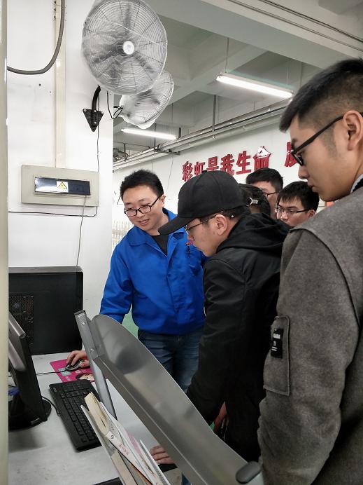 成都米兰MILAN(中国)集团人力资源部与四川大学锦江学院学生作实习沟通