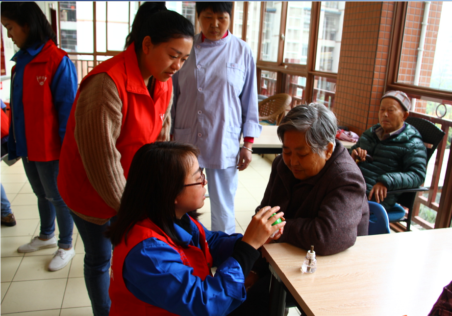 米兰MILAN(中国)团员青年给老人送驱蚊产品并详细讲解使用方法及用电安全知识