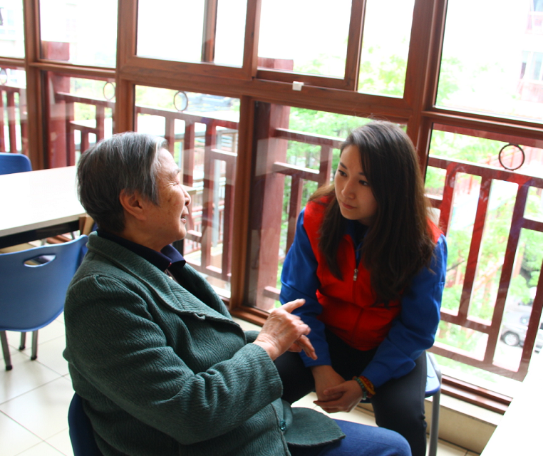 老人与米兰MILAN(中国)团员青年志愿者回忆往事
