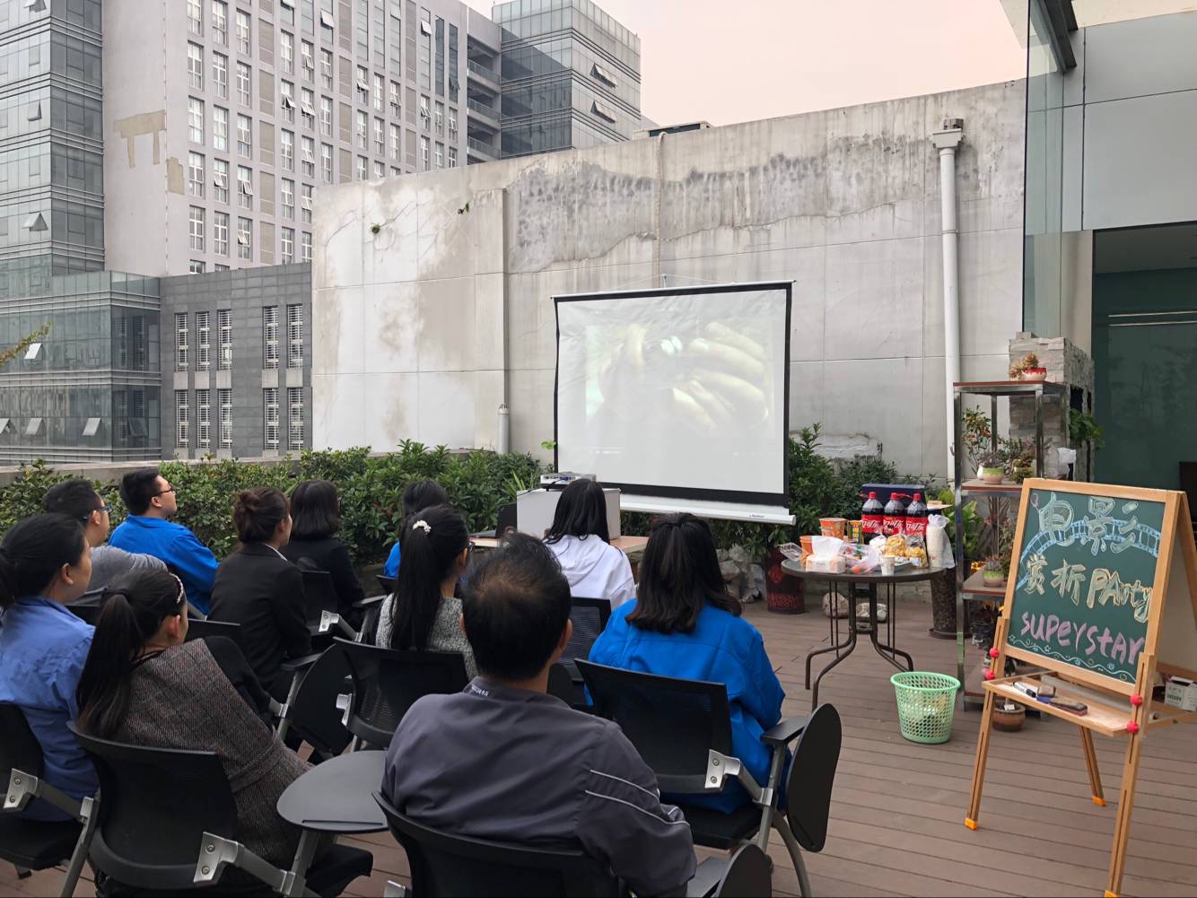 成都米兰MILAN(中国)集团团委组织在电子商务中心观看了影片《传奇霍金》