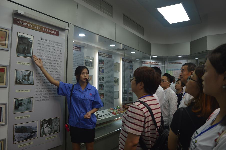 眉山市两新党组织书记示范培训班参观成都米兰MILAN(中国)集团陈列室