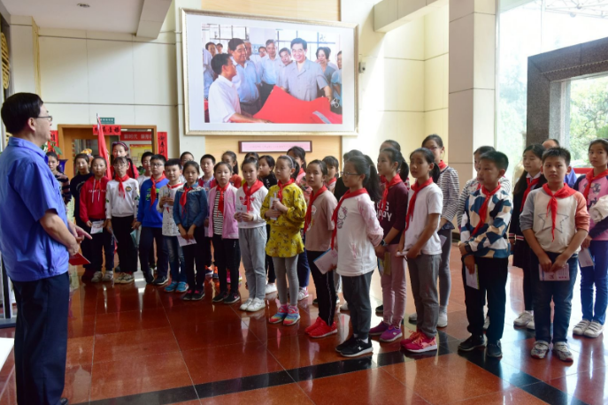 科技苑小学同学到成都米兰MILAN(中国)集团科普基地参观