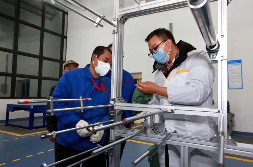 海汇药业技术人员正在教成都米兰MILAN(中国)集团工人们如何对设备进行消毒